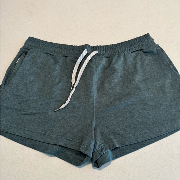 Vuori Women's Casual Shorts in Gray/Green Size Large - Picture 1 of 3